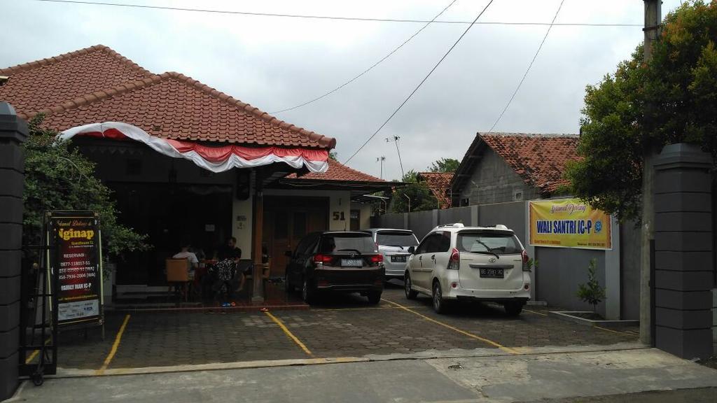 Wisma tamu 51 2*