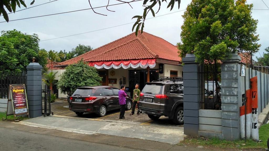 51 Wisma tamu